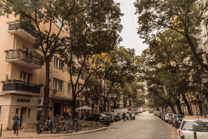 Try to resist all those inviting shops, cafés, and cakes. “Pozsonyi út isn’t just a street – it’s a lifestyle“ writes brunchbudapest