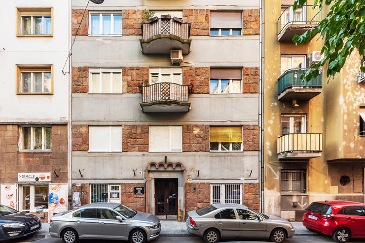 A few blocks further you will find everyday beauty, such as Gyöngyház utca, a modernist street with an art deco signature. (Photo by Gulyás Attila in Architecture Forum)